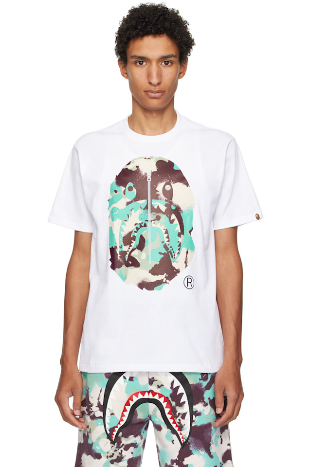 Bape Белая камуфляжная футболка с изображением головы обезьяны и акулы
Bape Белая камуфляжная футболка с изображением головы обезьяны и акулы