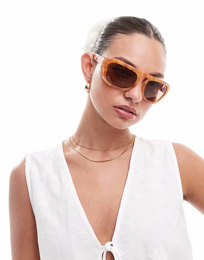 Солнцезащитные очки A.Kjaerbede Max большого размера с оправой цвета жженого янтаря
Солнцезащитные очки A.Kjaerbede Max большого размера с оправой цвета жженого янтаря