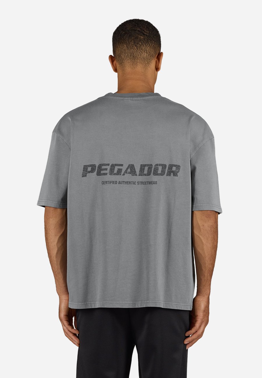 Футболка Pegador COLNE LOGO TEE, Vintage Grey Graphite/Grey, Серый, Футболка Pegador COLNE LOGO TEE, Vintage Grey Graphite/Grey
Футболка Pegador COLNE LOGO TEE, Vintage Grey Graphite/Grey, Серый, Футболка Pegador COLNE LOGO TEE, Vintage Grey Graphite/Grey