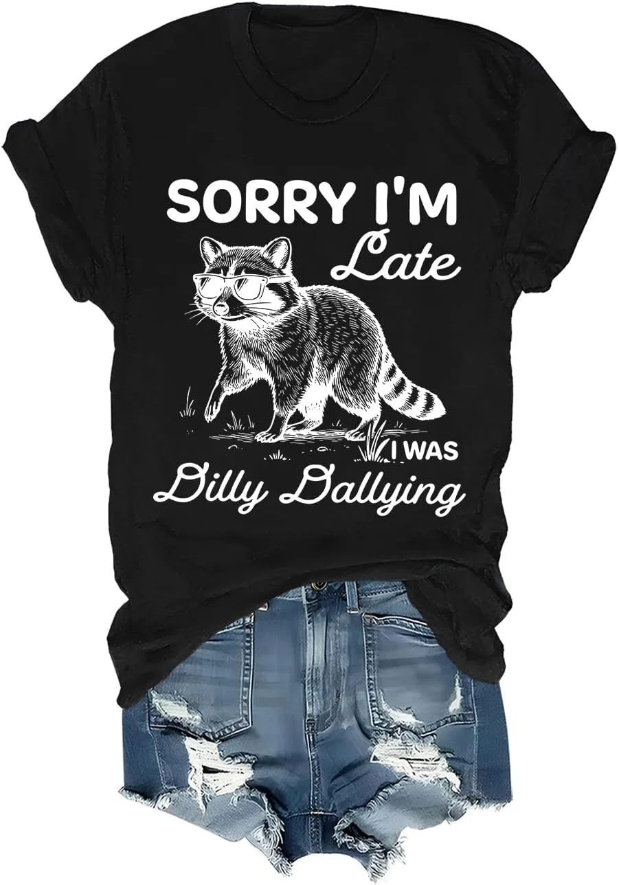 Футболка Sorry I'm Late I was Dilly Dallying с енотом garbings
Футболка Sorry I'm Late I was Dilly Dallying с енотом garbings