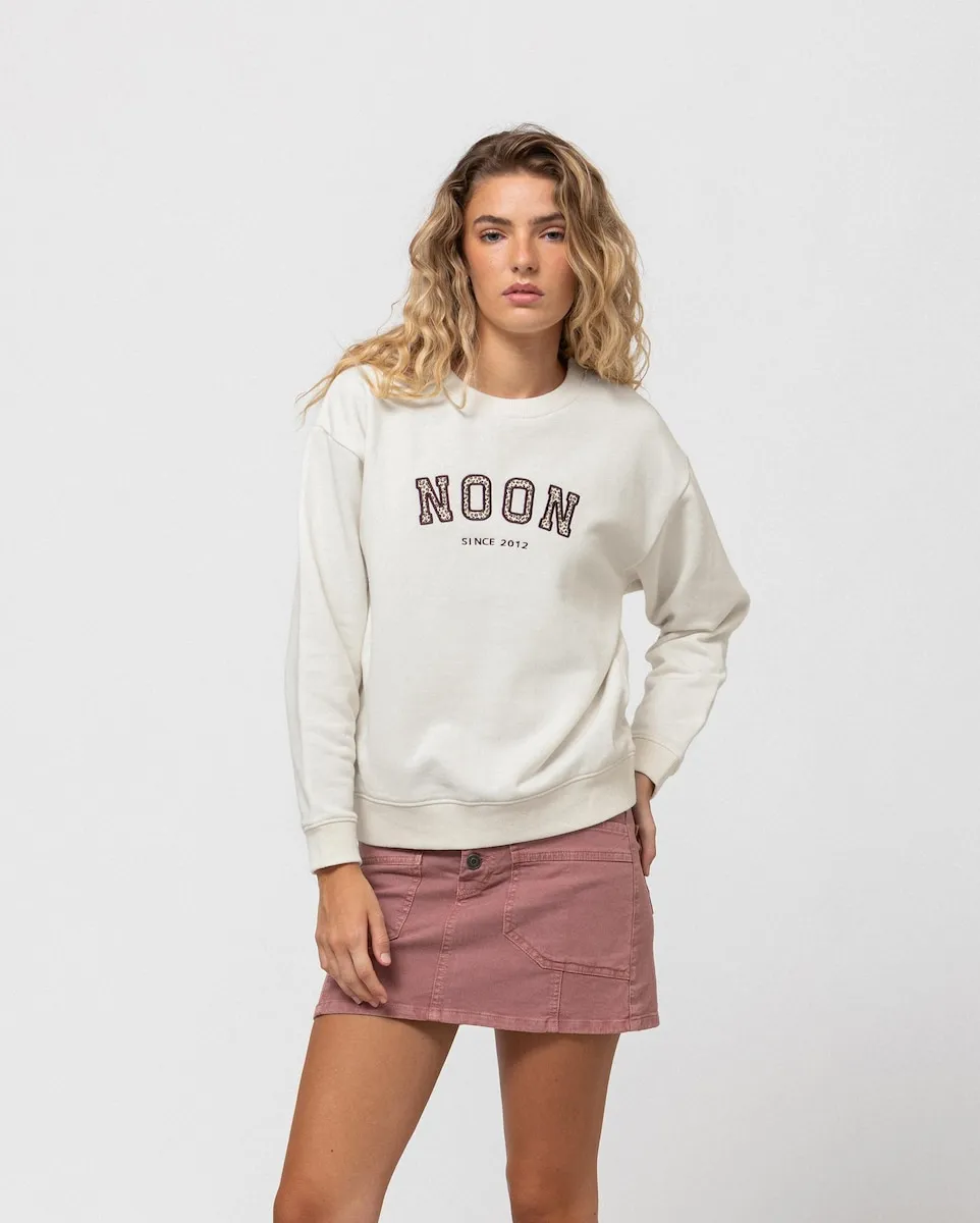 Женская толстовка с круглым вырезом и рисунком на передней части Noon, белый
Женская толстовка с круглым вырезом и рисунком на передней части Noon, белый