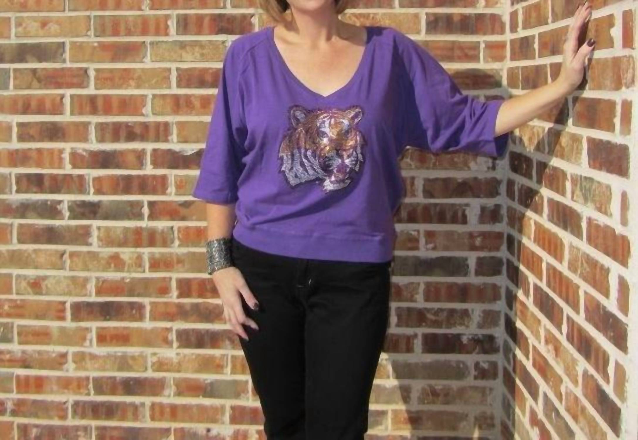 Топ Lsu Jewel с рукавами реглан фиолетового цвета Emerson Street Clothing Co.
Топ Lsu Jewel с рукавами реглан фиолетового цвета Emerson Street Clothing Co.