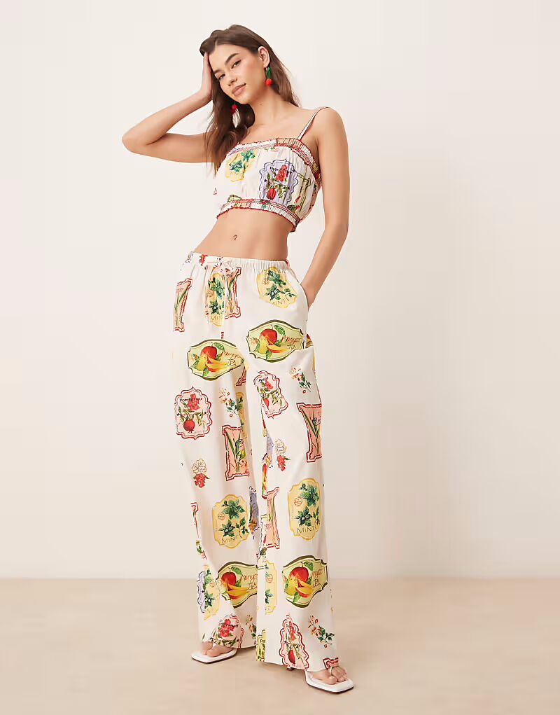 Брюки прямого кроя от Nobody's Child Shona в комплекте с почтовой открыткой с фруктовым принтом 
Брюки прямого кроя от Nobody's Child Shona в комплекте с почтовой открыткой с фруктовым принтом