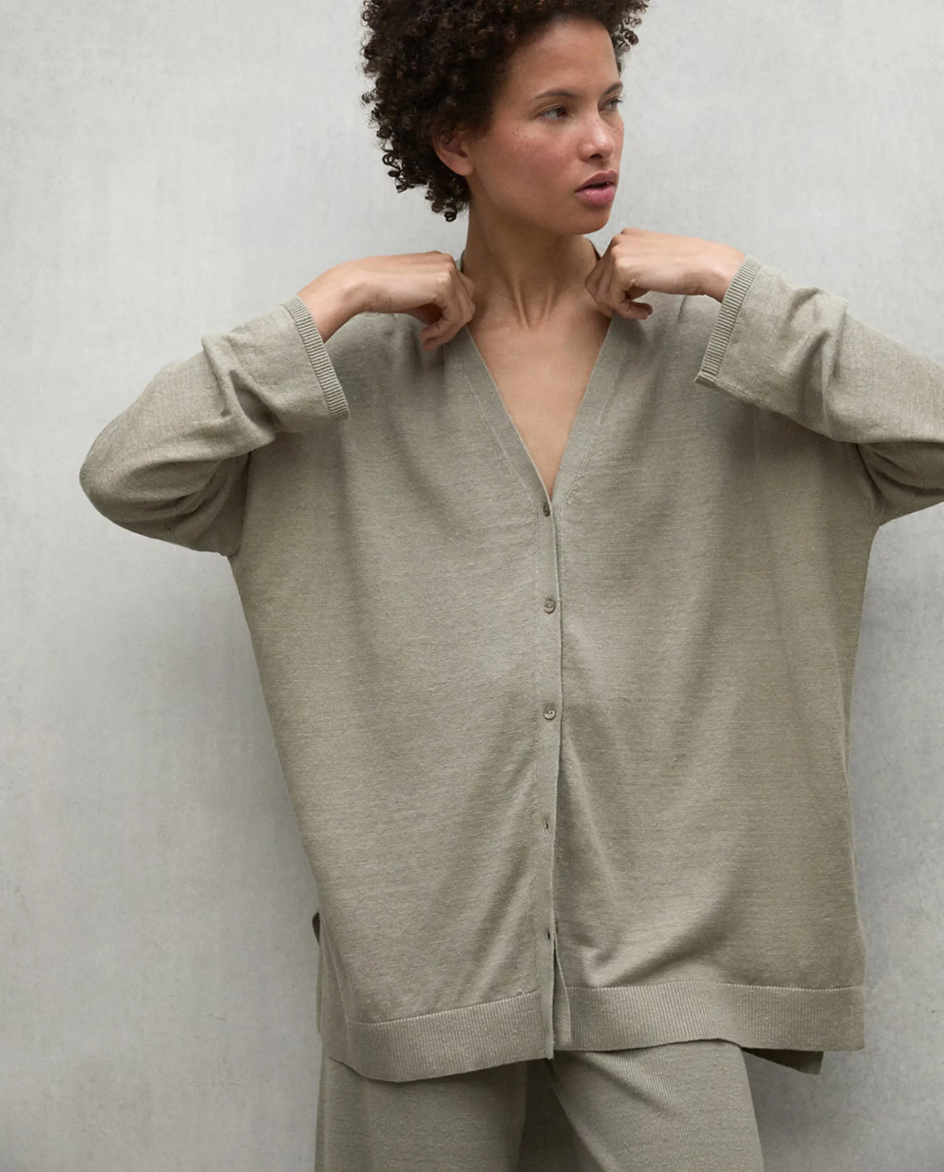 Женский оверсайз свитер из вязаной ткани Ecoalf, темно-зеленый
Женский оверсайз свитер из вязаной ткани Ecoalf, темно-зеленый