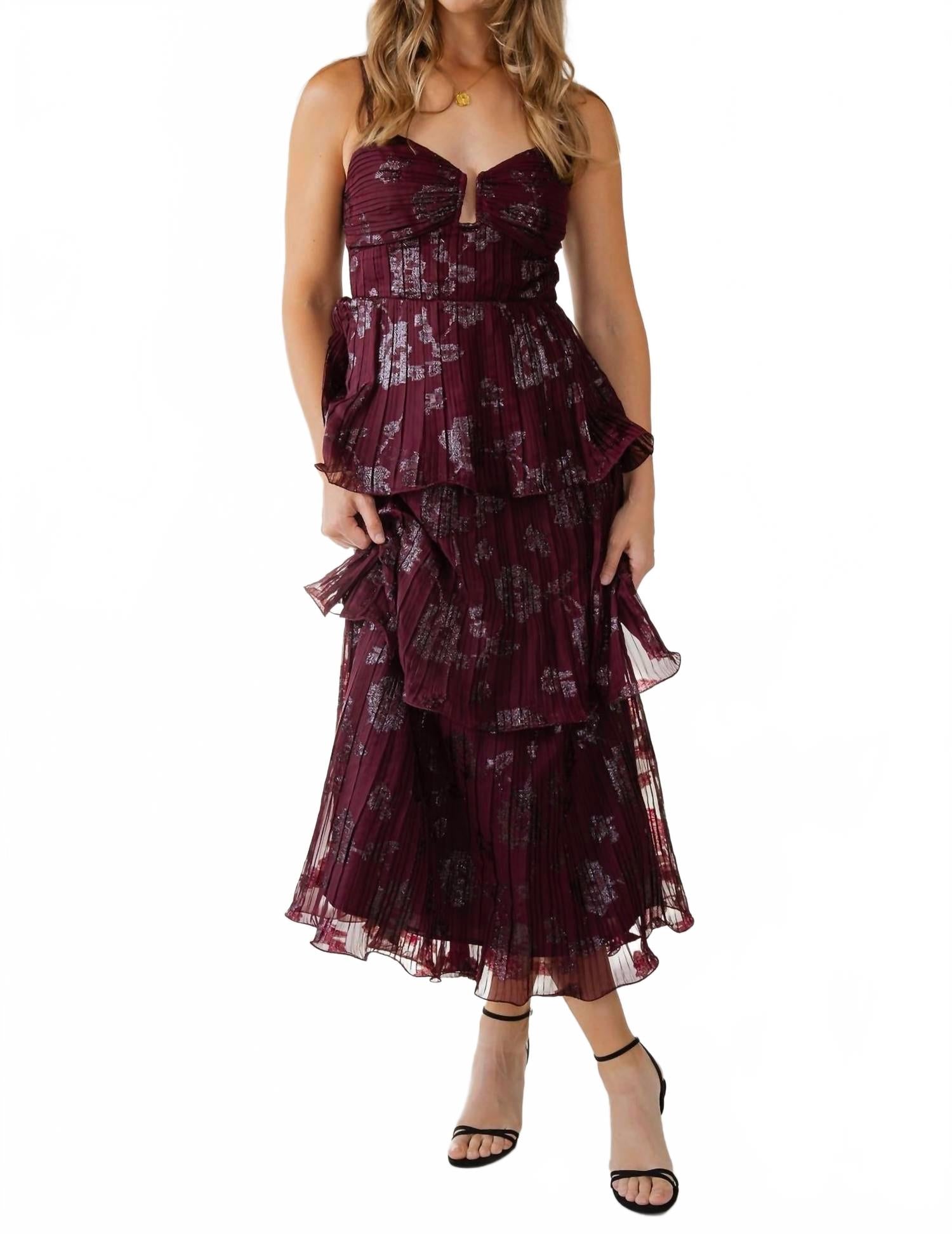 ASTR Длинное плиссированное платье Lupin с цветочным принтом, винного цвета
ASTR Длинное плиссированное платье Lupin с цветочным принтом, винного цвета