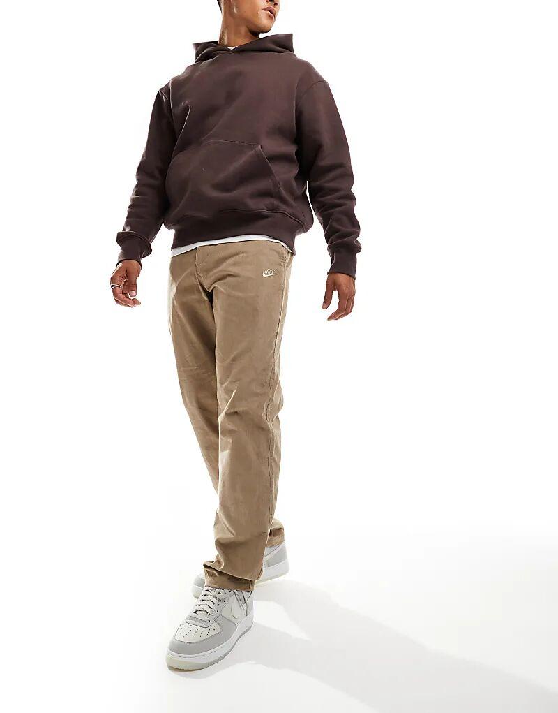 Клубные вельветовые брюки-чинос цвета кахи Nike
Клубные вельветовые брюки-чинос цвета кахи Nike