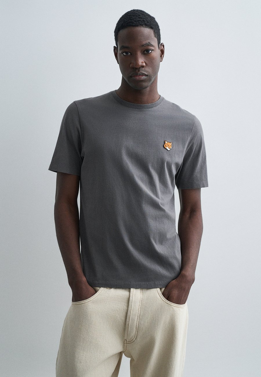 Футболка Maison Kitsuné FOX HEAD REGULAR TEE, Charcoal/Dark Grey
Футболка Maison Kitsuné FOX HEAD REGULAR TEE, Charcoal/Dark Grey