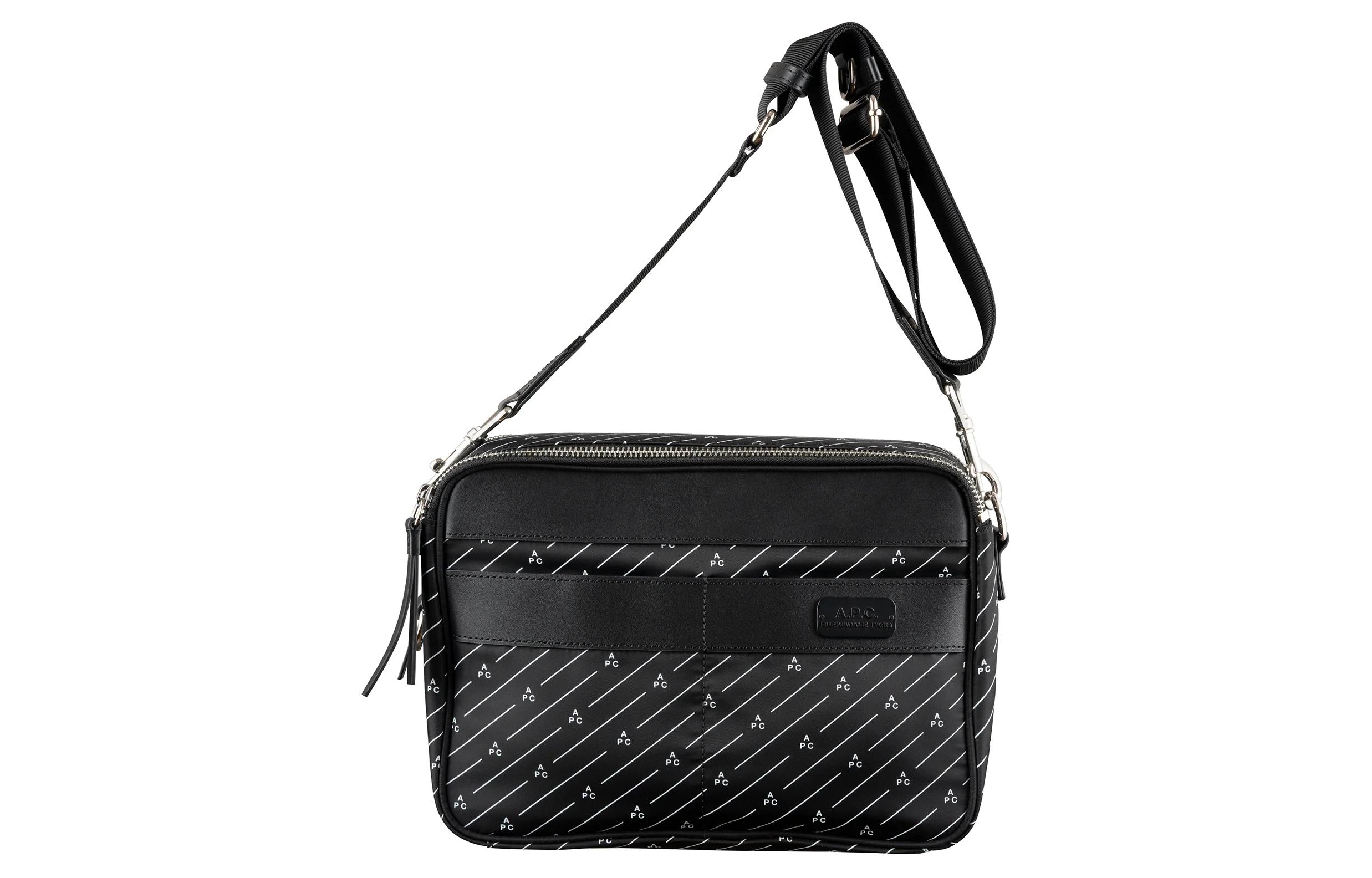 Сумка через плечо из коровьей кожи для фотоаппарата мужская черная A.P.C
Сумка через плечо из коровьей кожи для фотоаппарата мужская черная A.P.C