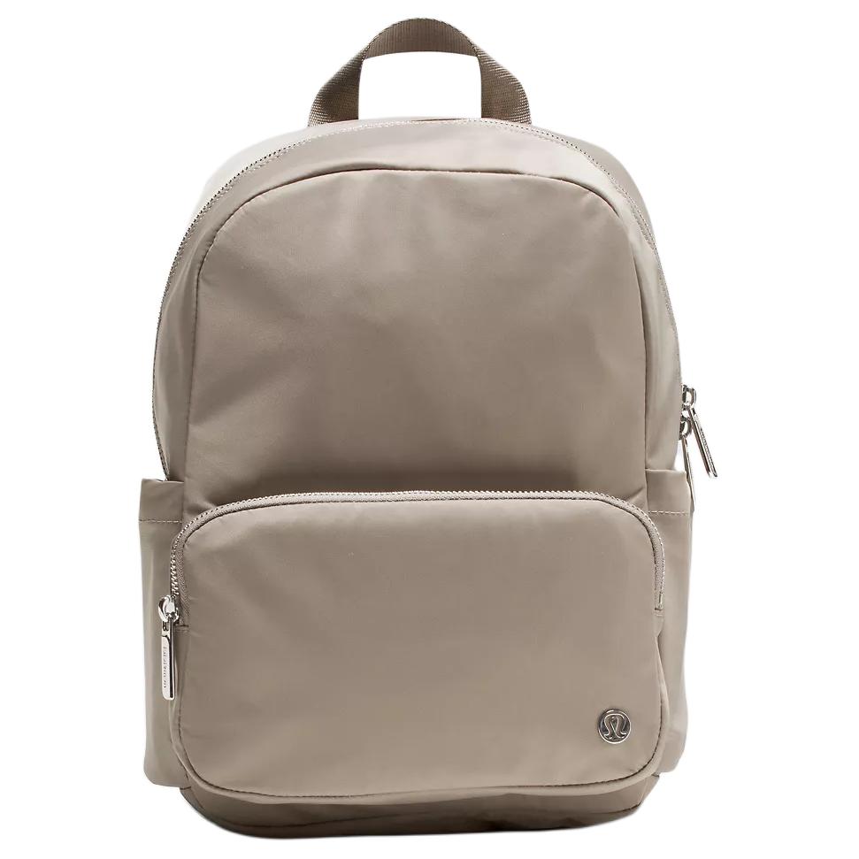 Lululemon Повсюду переработанный нейлоновый рюкзак малый унисекс коричневый, Brown
Lululemon Повсюду переработанный нейлоновый рюкзак малый унисекс коричневый, Brown