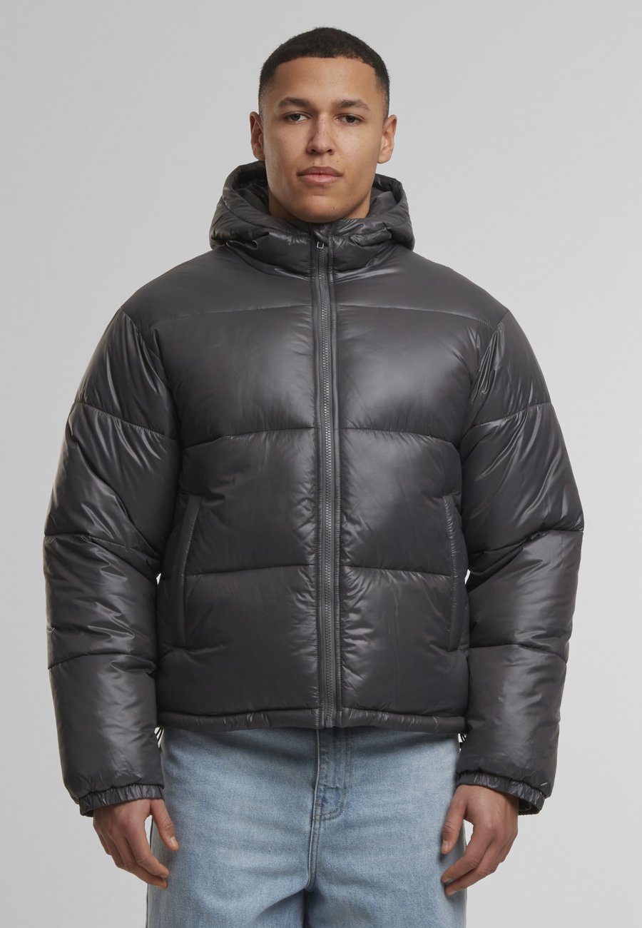Куртка Urban Classics SHINY PUFFER WITH HOOD, Magnet/Grey
Куртка Urban Classics SHINY PUFFER WITH HOOD, Magnet/Grey