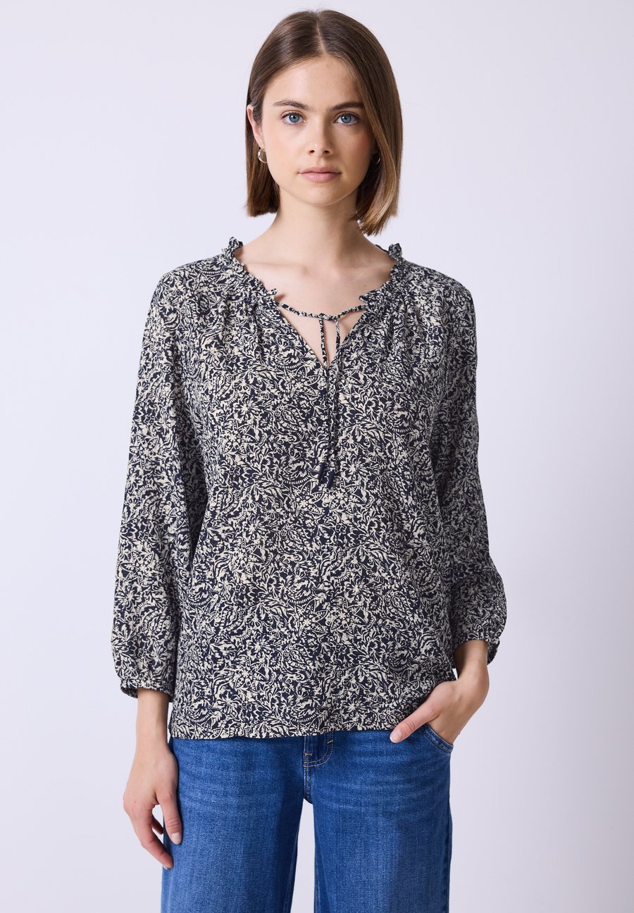 Блуза Street One Studio GEMUSTERTE MIT RÜSCHEN, Blau/Dark Blue
Блуза Street One Studio GEMUSTERTE MIT RÜSCHEN, Blau/Dark Blue