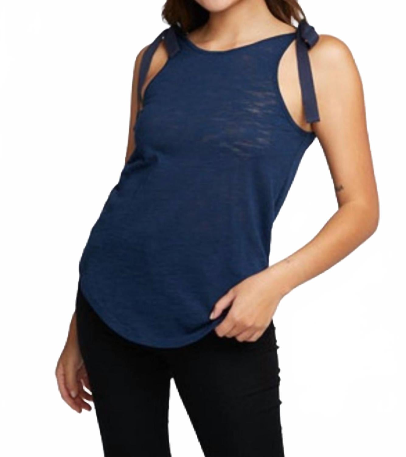 Двойной совок майка с асимметричным низом в темно-синем цвете Chaser
Двойной совок майка с асимметричным низом в темно-синем цвете Chaser