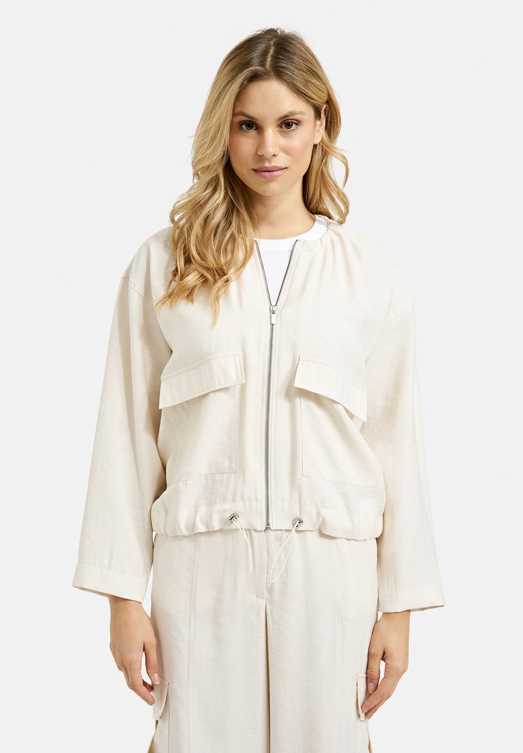 Летняя куртка KURZE MIT KLAPPENTASCHEN UND GUMMIZUGSAUM MILANO ITALY, песочный 
Летняя куртка KURZE MIT KLAPPENTASCHEN UND GUMMIZUGSAUM MILANO ITALY, песочный