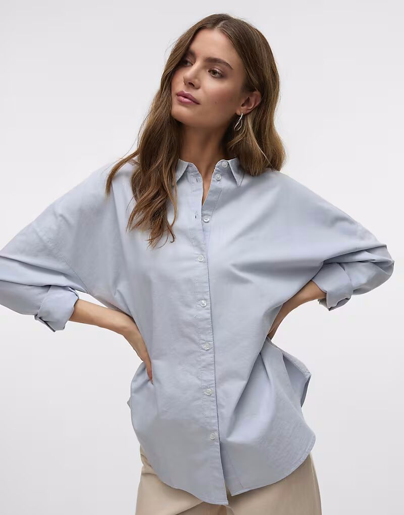 Рубашка Vero Moda Oxford в вечернее время
Рубашка Vero Moda Oxford в вечернее время