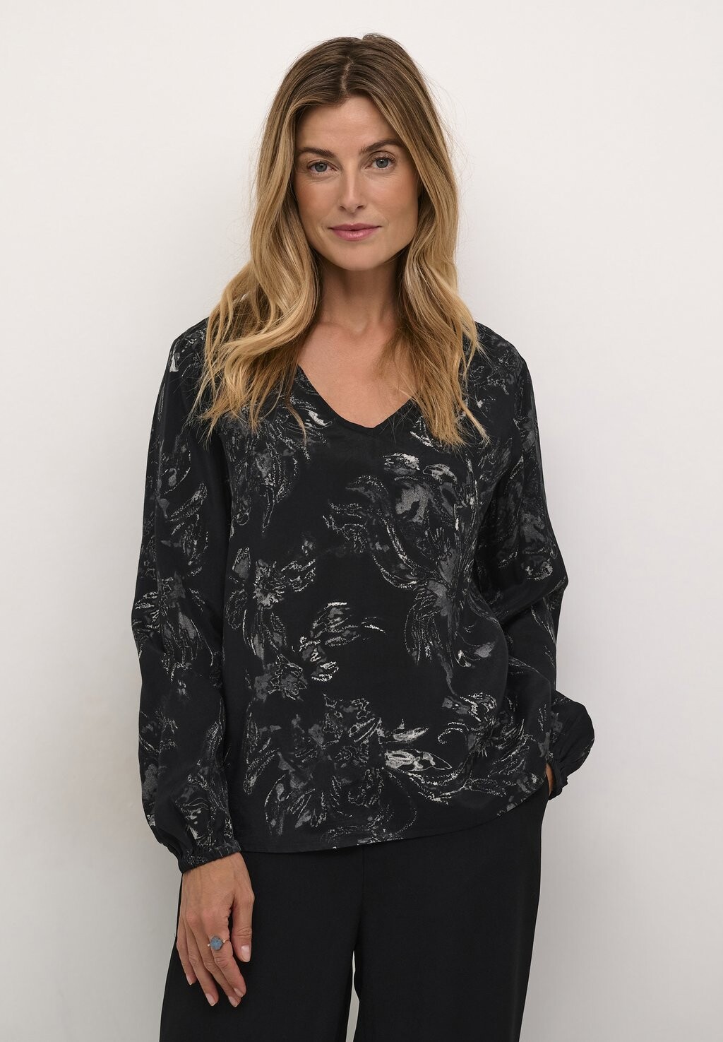 Блуза CRLOVA V-NECK Cream, черный
Блуза CRLOVA V-NECK Cream, черный