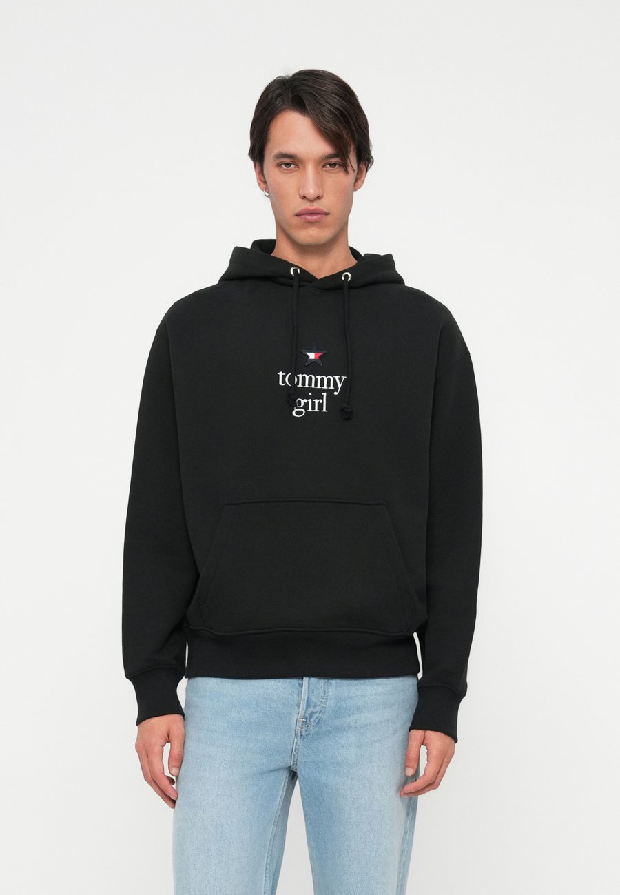 Толстовка Tommy Jeans STAR GRAPHIC HOODIE UNISEX, Black, Черный, Толстовка Tommy Jeans STAR GRAPHIC HOODIE UNISEX, Black
Толстовка Tommy Jeans STAR GRAPHIC HOODIE UNISEX, Black, Черный, Толстовка Tommy Jeans STAR GRAPHIC HOODIE UNISEX, Black