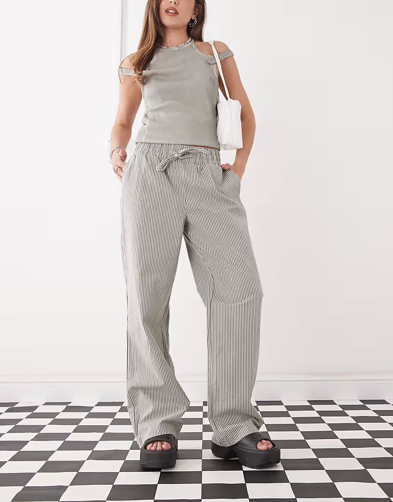 Широкие брюки Noisy May с завязками спереди в серую полоску
Широкие брюки Noisy May с завязками спереди в серую полоску