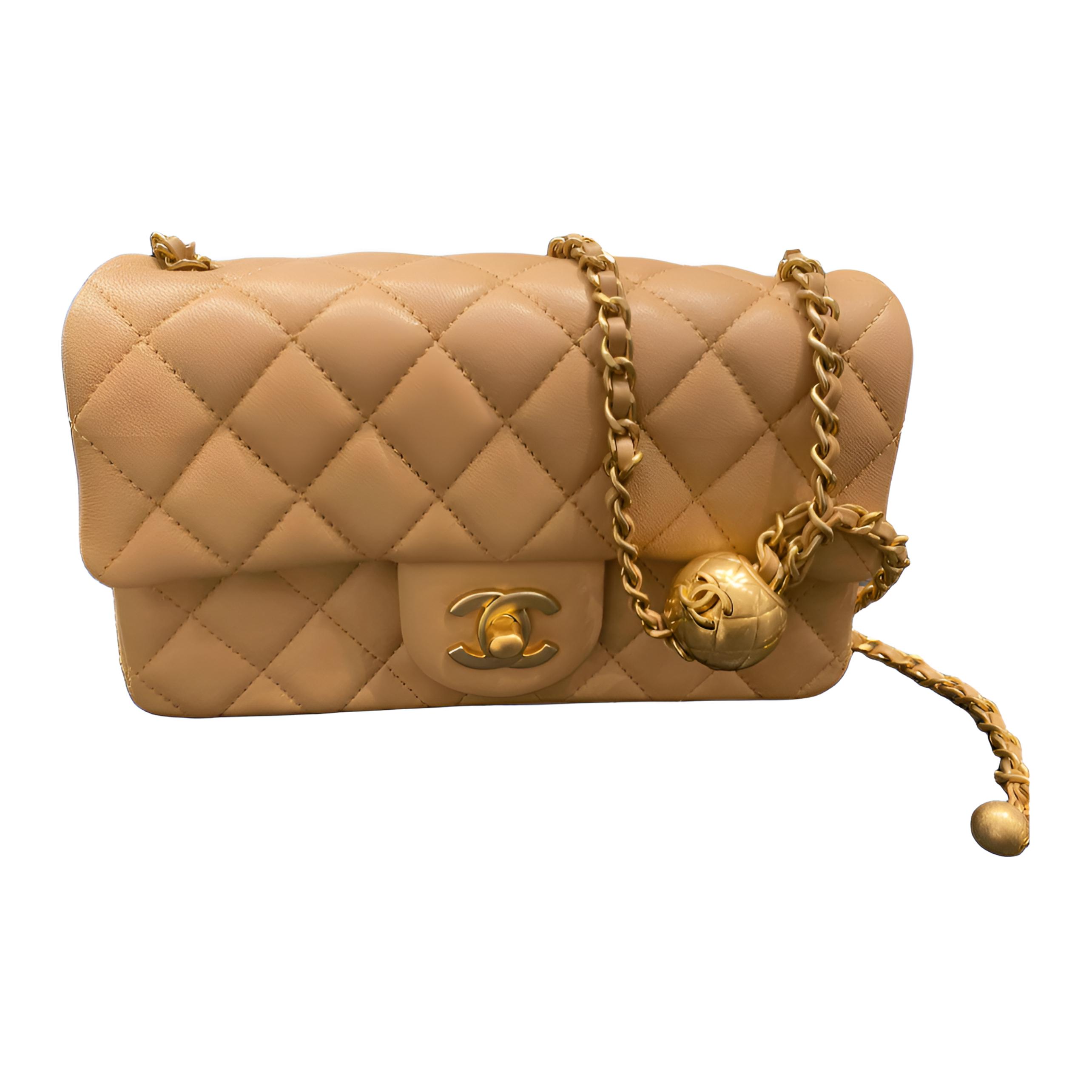 CHANEL Сумка через плечо из овчины среднего размера молочного цвета 
CHANEL Сумка через плечо из овчины среднего размера молочного цвета