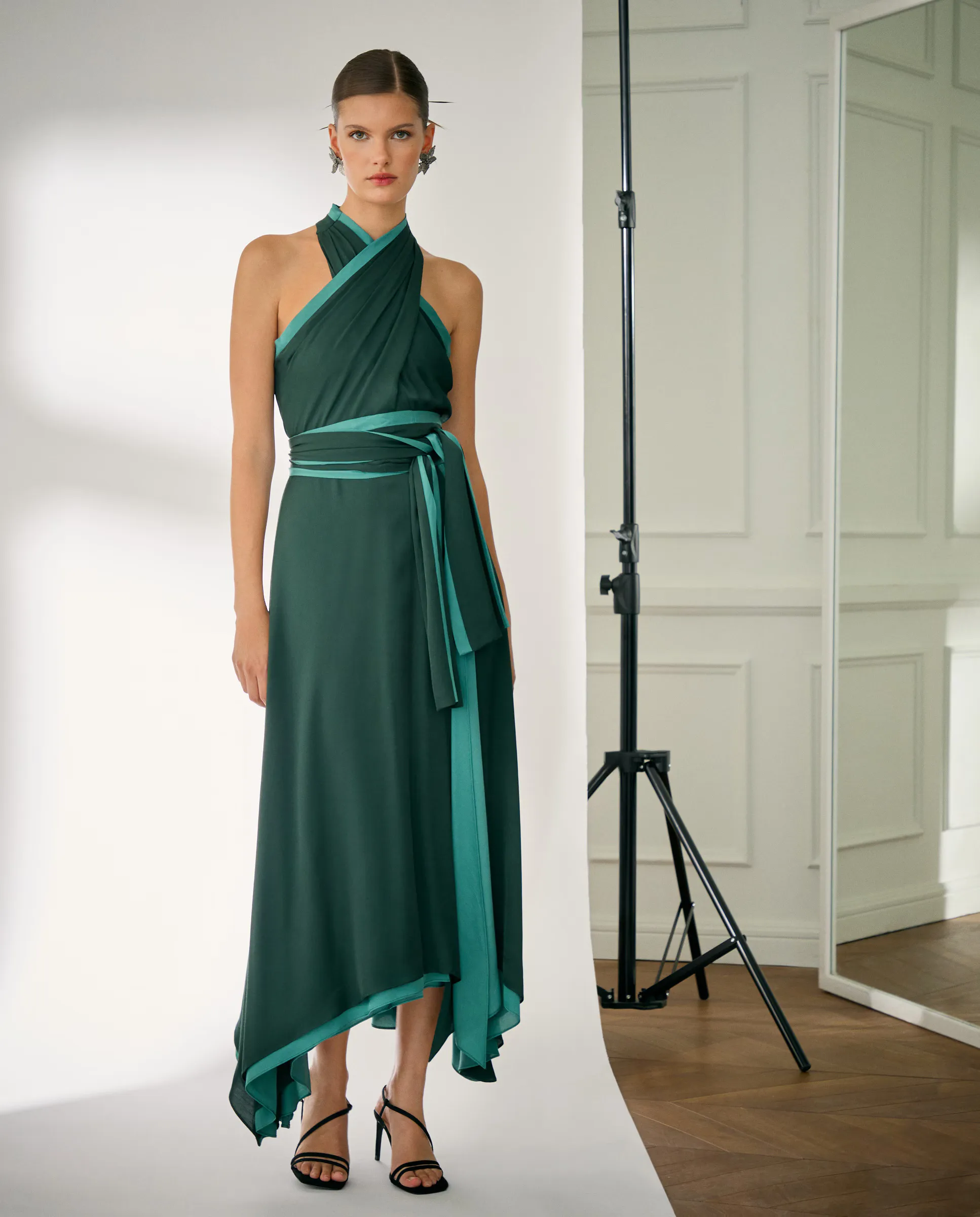 Женское короткое струящееся платье-халтер с контрастными вставками Woman Fiesta El Corte Inglés, темно-зеленый
Женское короткое струящееся платье-халтер с контрастными вставками Woman Fiesta El Corte Inglés, темно-зеленый