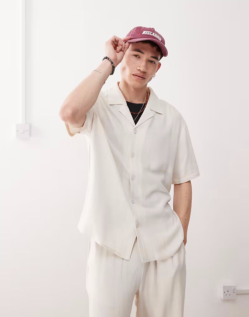 Рубашка свободного кроя Reclaimed Vintage из льняной смеси кремового цвета
Рубашка свободного кроя Reclaimed Vintage из льняной смеси кремового цвета