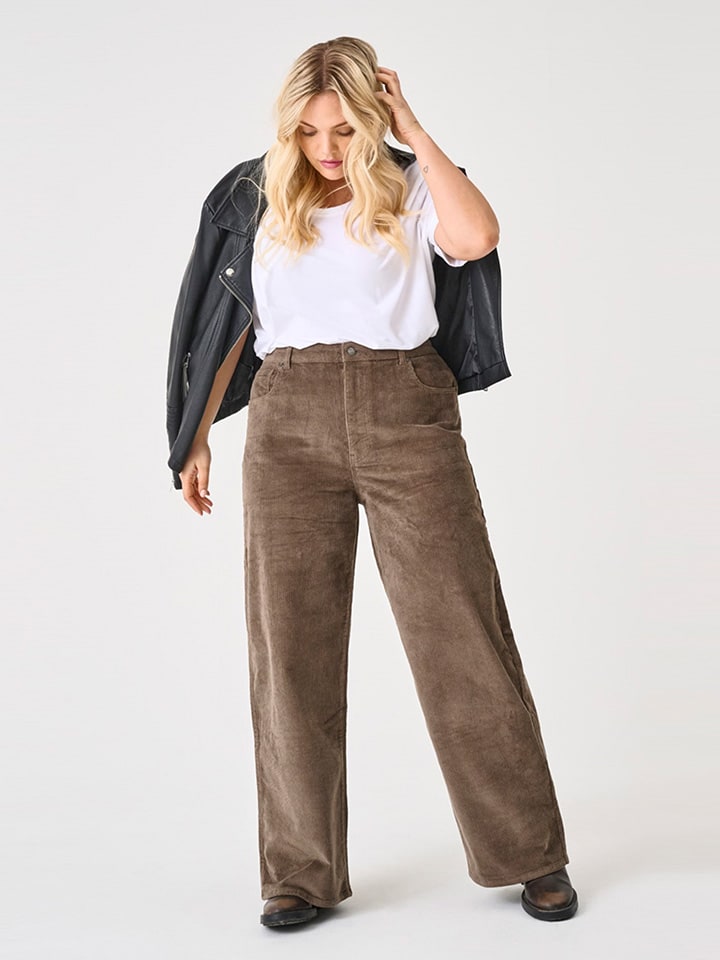 ONLY Carmakoma Светло-коричневые вельветовые брюки
ONLY Carmakoma Светло-коричневые вельветовые брюки