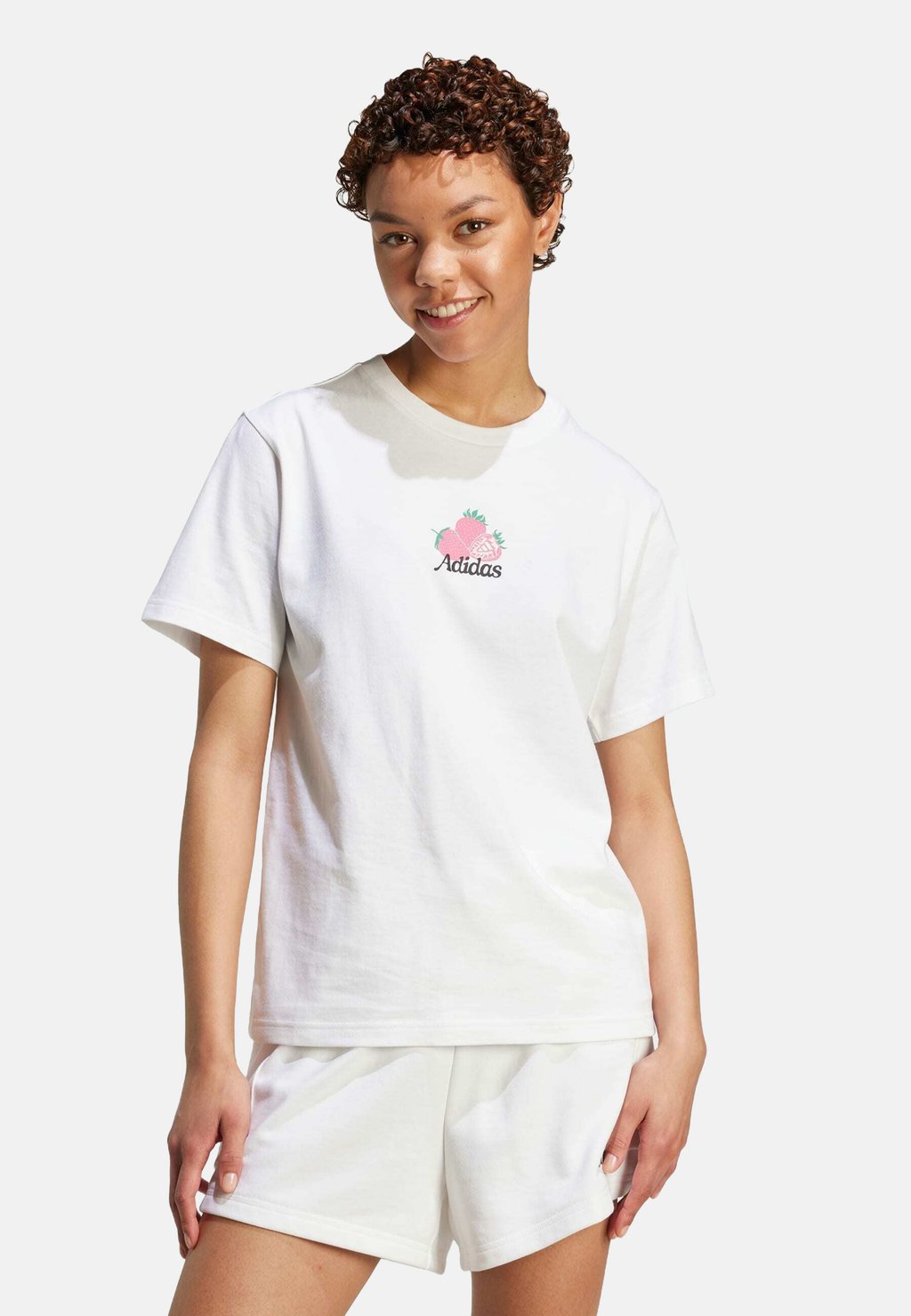 Футболка с принтом FARMERS MARKET STRAWBERRY GRAPHIC Adidas Sportswear, белый 
Футболка с принтом FARMERS MARKET STRAWBERRY GRAPHIC Adidas Sportswear, белый