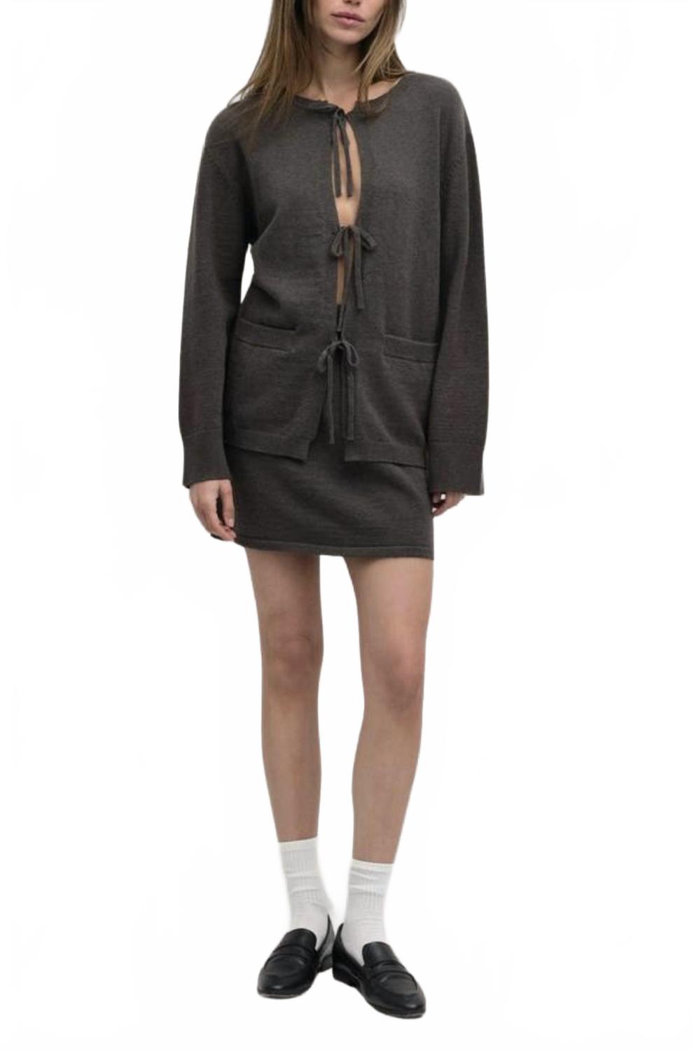 MOD REF Вязаный свитер-кардиган с завязками спереди, оливкового цвета
MOD REF Вязаный свитер-кардиган с завязками спереди, оливкового цвета