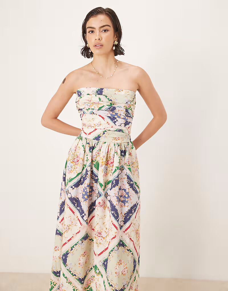 Платье-бандо Felicity с абстрактным цветочным принтом от Nobody's Child и принтом в виде шарфа в стиле бохо
Платье-бандо Felicity с абстрактным цветочным принтом от Nobody's Child и принтом в виде шарфа в стиле бохо