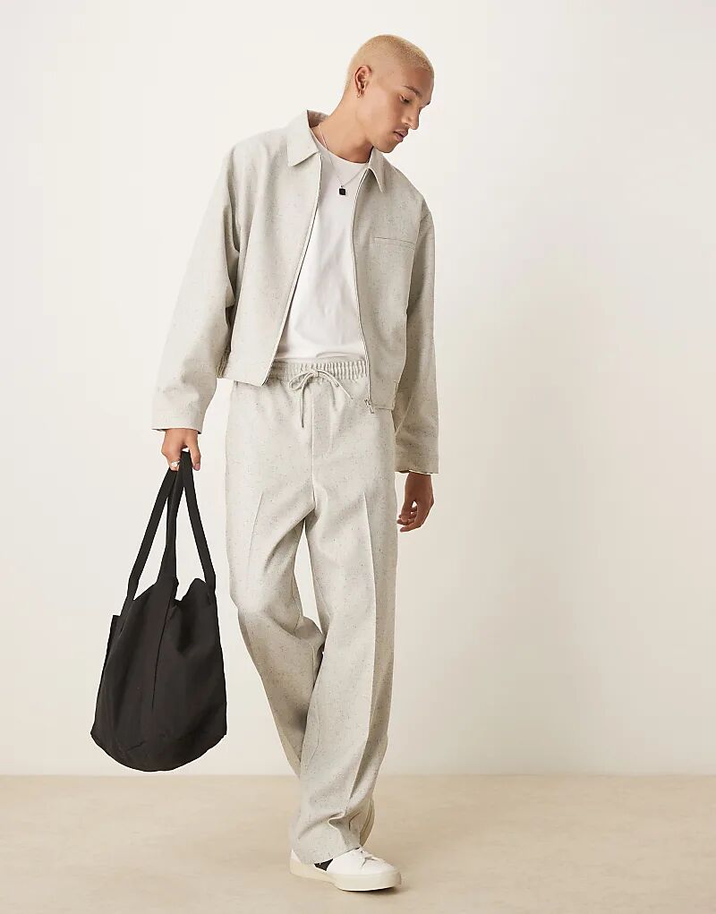 Элегантные широкие брюки ASOS DESIGN из серой фактурной ткани с узором "слюнявчик"
Элегантные широкие брюки ASOS DESIGN из серой фактурной ткани с узором "слюнявчик"