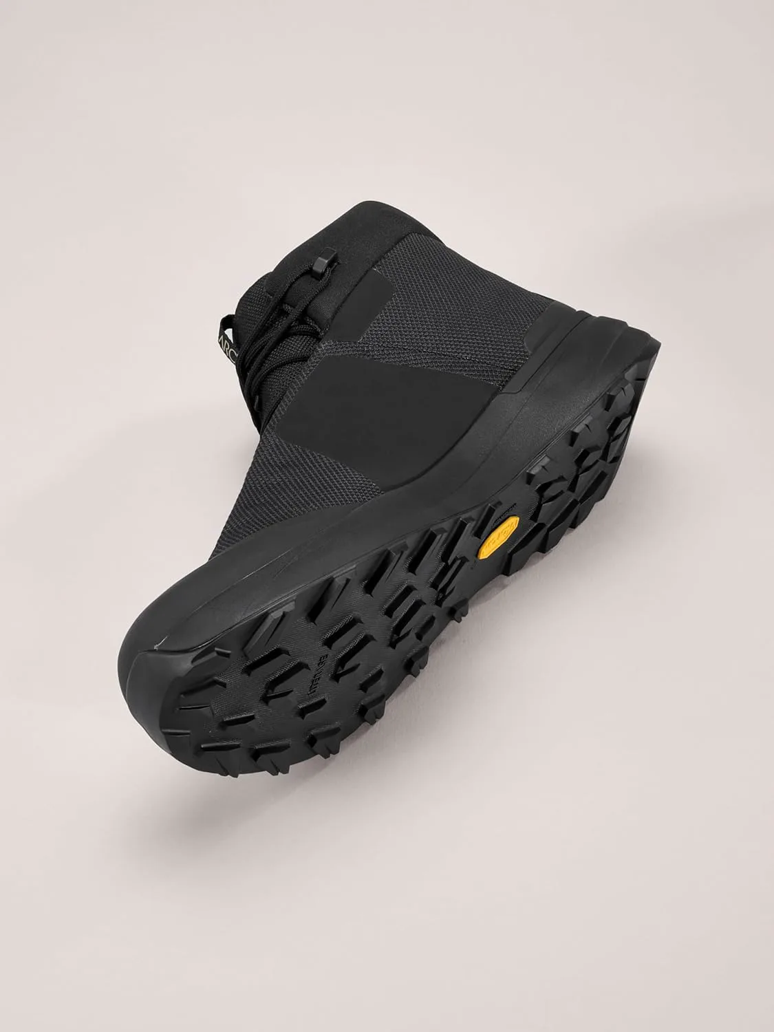 Ботинки Arc'teryx Kopec Mid GTX для мужчин | Средней высоты походные и треккинговые мужские ботинки | Подошва Megagrip - водонепроницаемые, черный
Ботинки Arc'teryx Kopec Mid GTX для мужчин | Средней высоты походные и треккинговые мужские ботинки | Подошва Megagrip - водонепроницаемые, черный