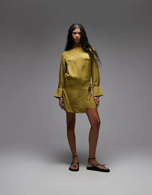Оливково-зеленое мини-платье с длинными рукавами и асимметричной юбкой с запахом & Other Stories
Оливково-зеленое мини-платье с длинными рукавами и асимметричной юбкой с запахом & Other Stories