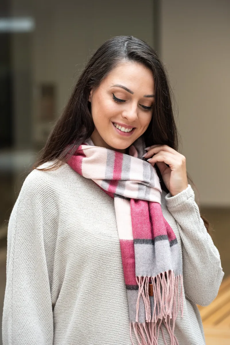 Шарф COLLEZIONE ALESSANDRO шерстяной "Джулианна", в полоску, производство Италия, розовый
Шарф COLLEZIONE ALESSANDRO шерстяной "Джулианна", в полоску, производство Италия, розовый