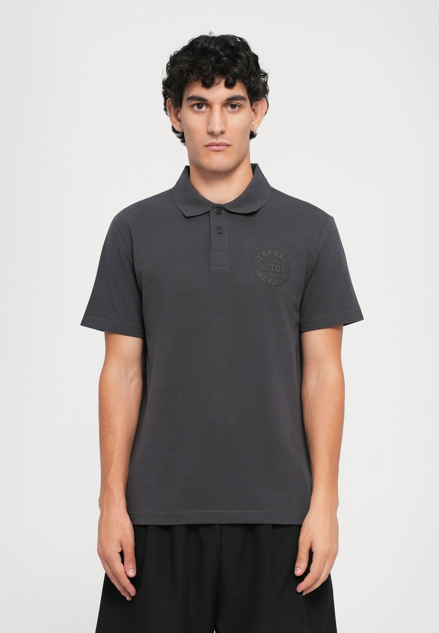 Поло Versace Jeans Couture LOGO ROUND, Grigio Fumo/Grey, Серый, Поло Versace Jeans Couture LOGO ROUND, Grigio Fumo/Grey
Поло Versace Jeans Couture LOGO ROUND, Grigio Fumo/Grey, Серый, Поло Versace Jeans Couture LOGO ROUND, Grigio Fumo/Grey