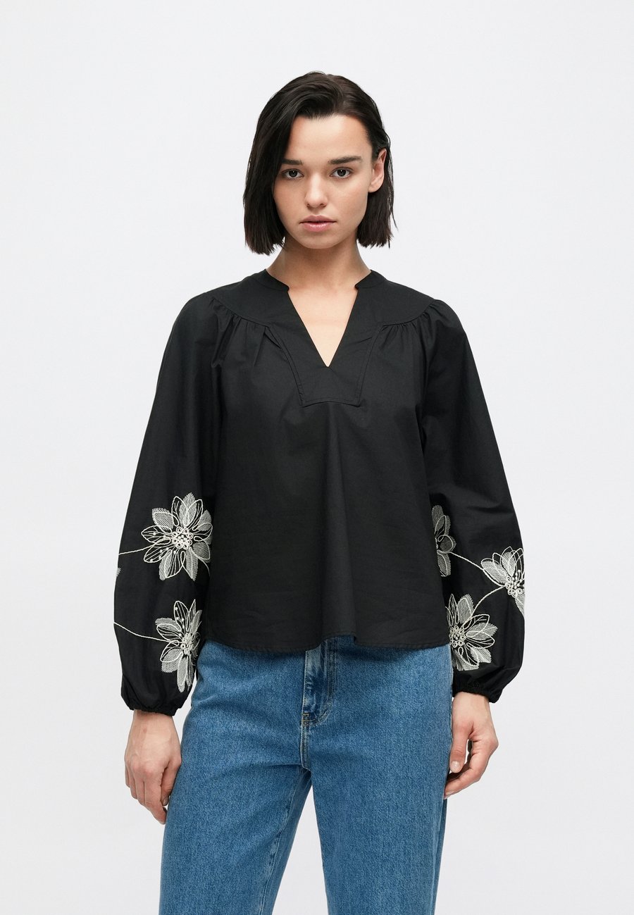 Блуза Object OBJMERLE HOPE V NECK, Black/White/Black
Блуза Object OBJMERLE HOPE V NECK, Black/White/Black