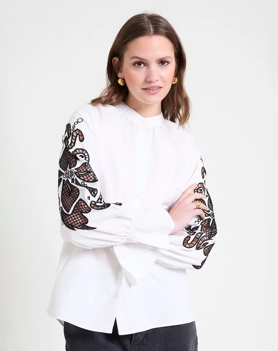 Женская блуза с воротником-стойкой и кружевом на рукавах Naf Naf, белый
Женская блуза с воротником-стойкой и кружевом на рукавах Naf Naf, белый