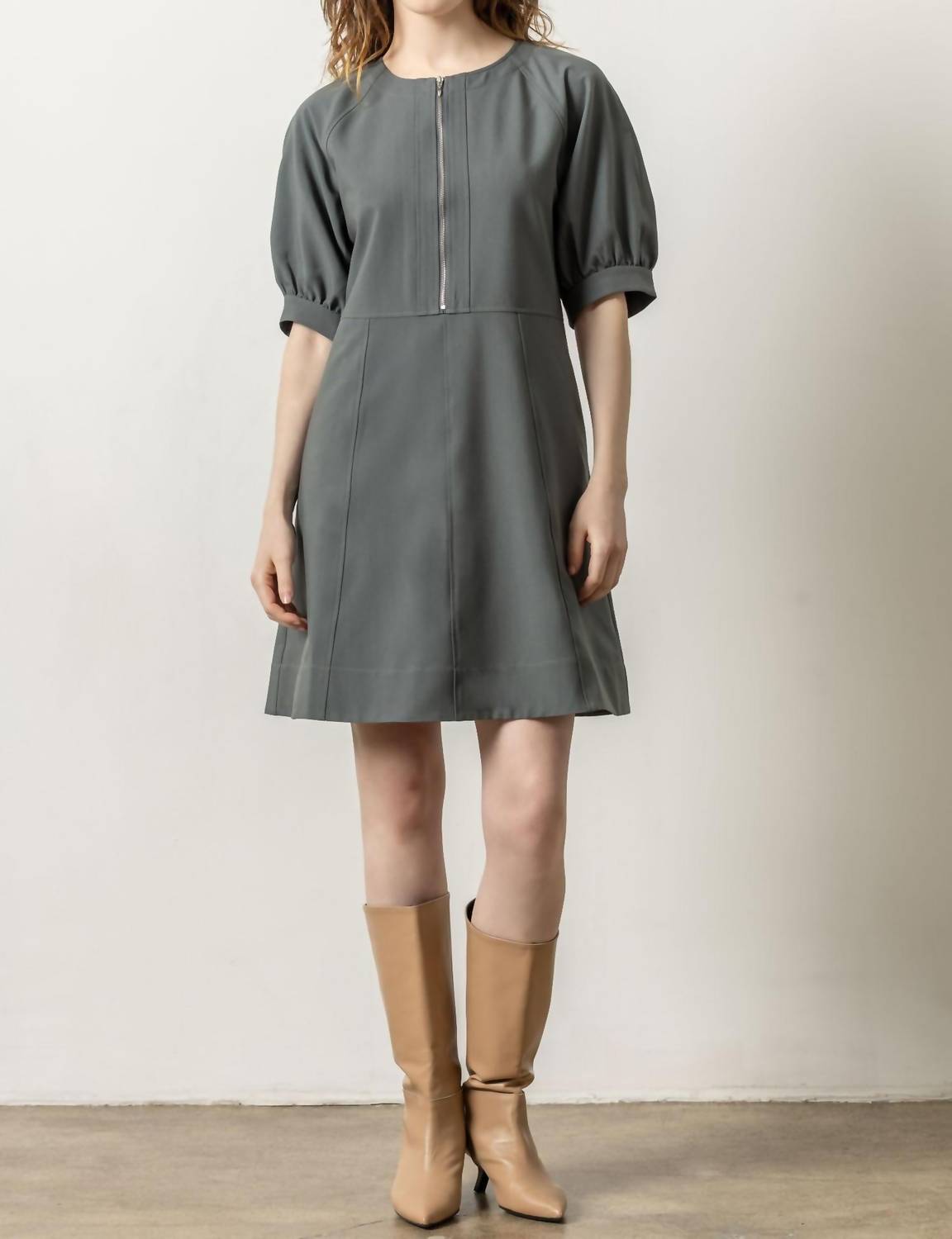 Расклешенное платье с застежкой-молнией спереди в цвете Slate Lilla P
Расклешенное платье с застежкой-молнией спереди в цвете Slate Lilla P