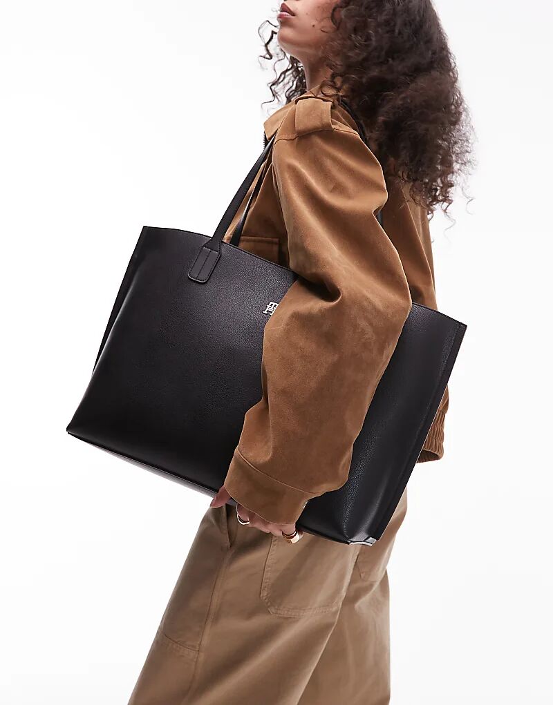 Сумка-шоппер Tommy Hilfiger из кожи черного цвета
Сумка-шоппер Tommy Hilfiger из кожи черного цвета