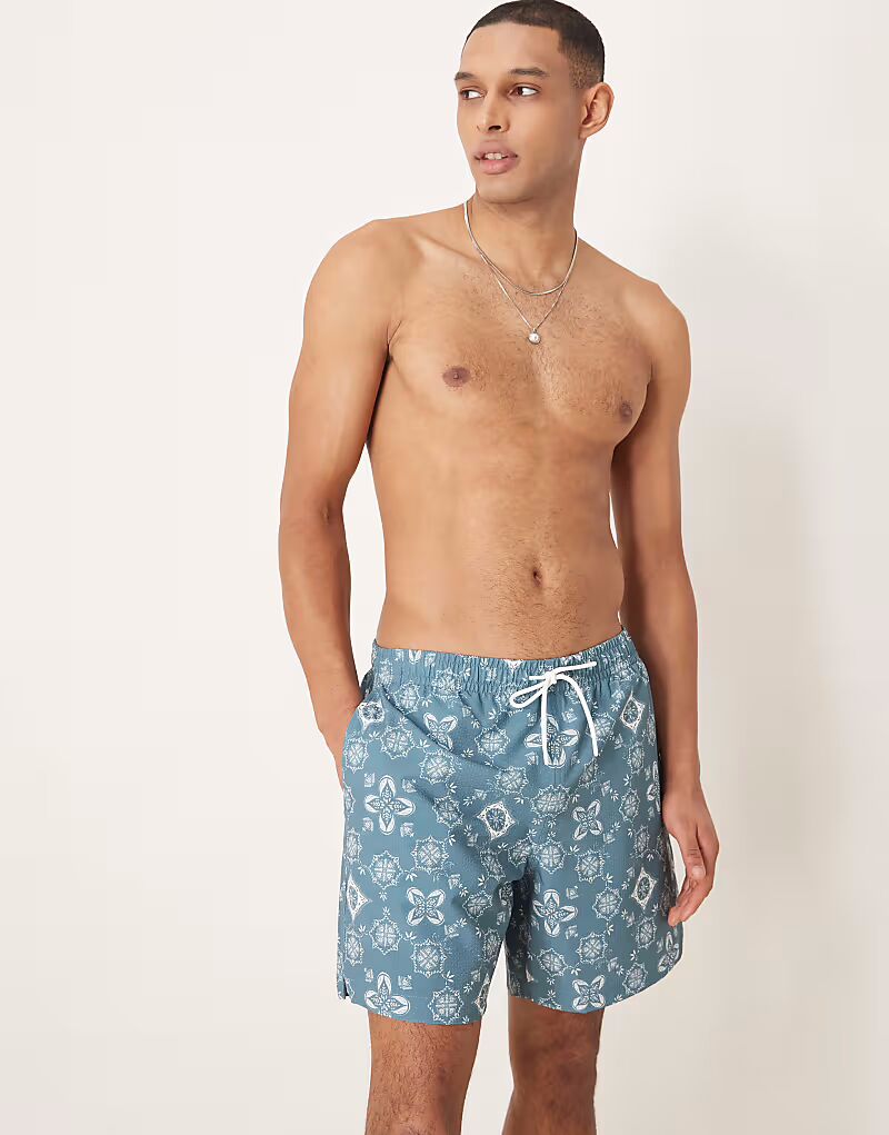Плавки-шорты Abercrombie & Fitch длиной 7 дюймов с завязкой и принтом в виде синей банданы
Плавки-шорты Abercrombie & Fitch длиной 7 дюймов с завязкой и принтом в виде синей банданы