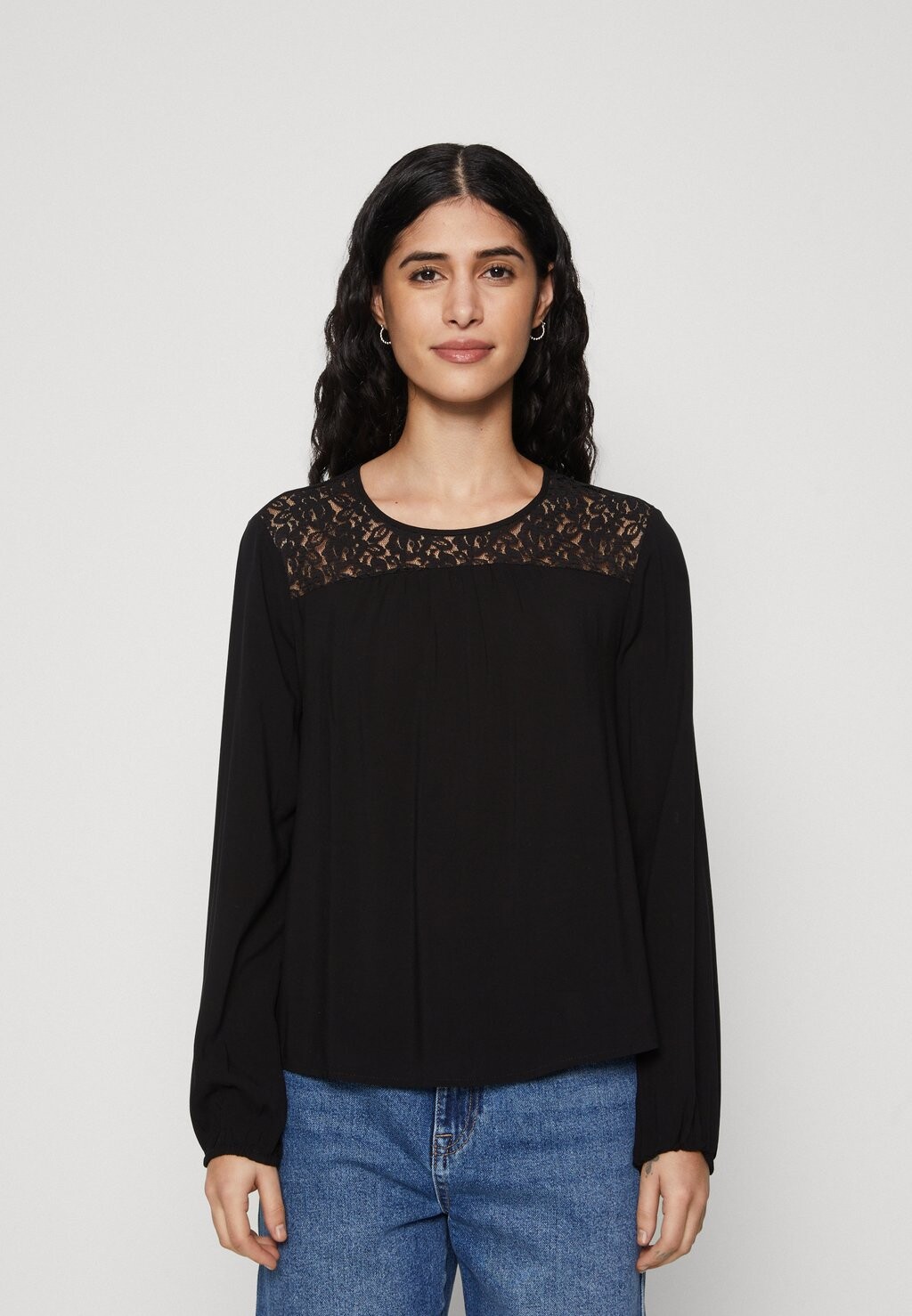 Блузка VMLILOU O NECK DETAIL Vero Moda Petite, цвет black
Блузка VMLILOU O NECK DETAIL Vero Moda Petite, цвет black