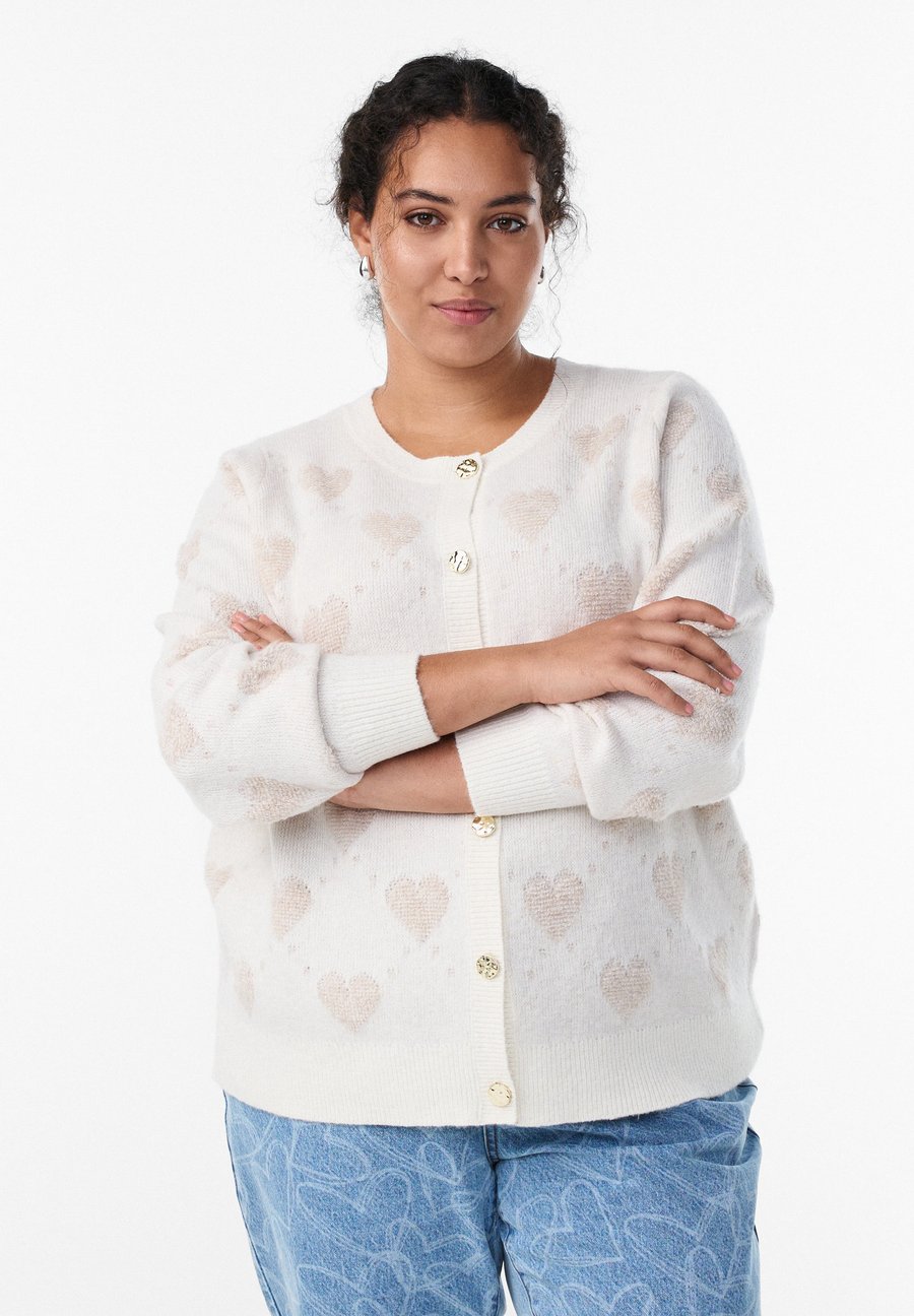 Кардиган Zizzi MIT HERZEN UND GOLDENEN KNÖPFEN, Pristine Comb./Sand
Кардиган Zizzi MIT HERZEN UND GOLDENEN KNÖPFEN, Pristine Comb./Sand