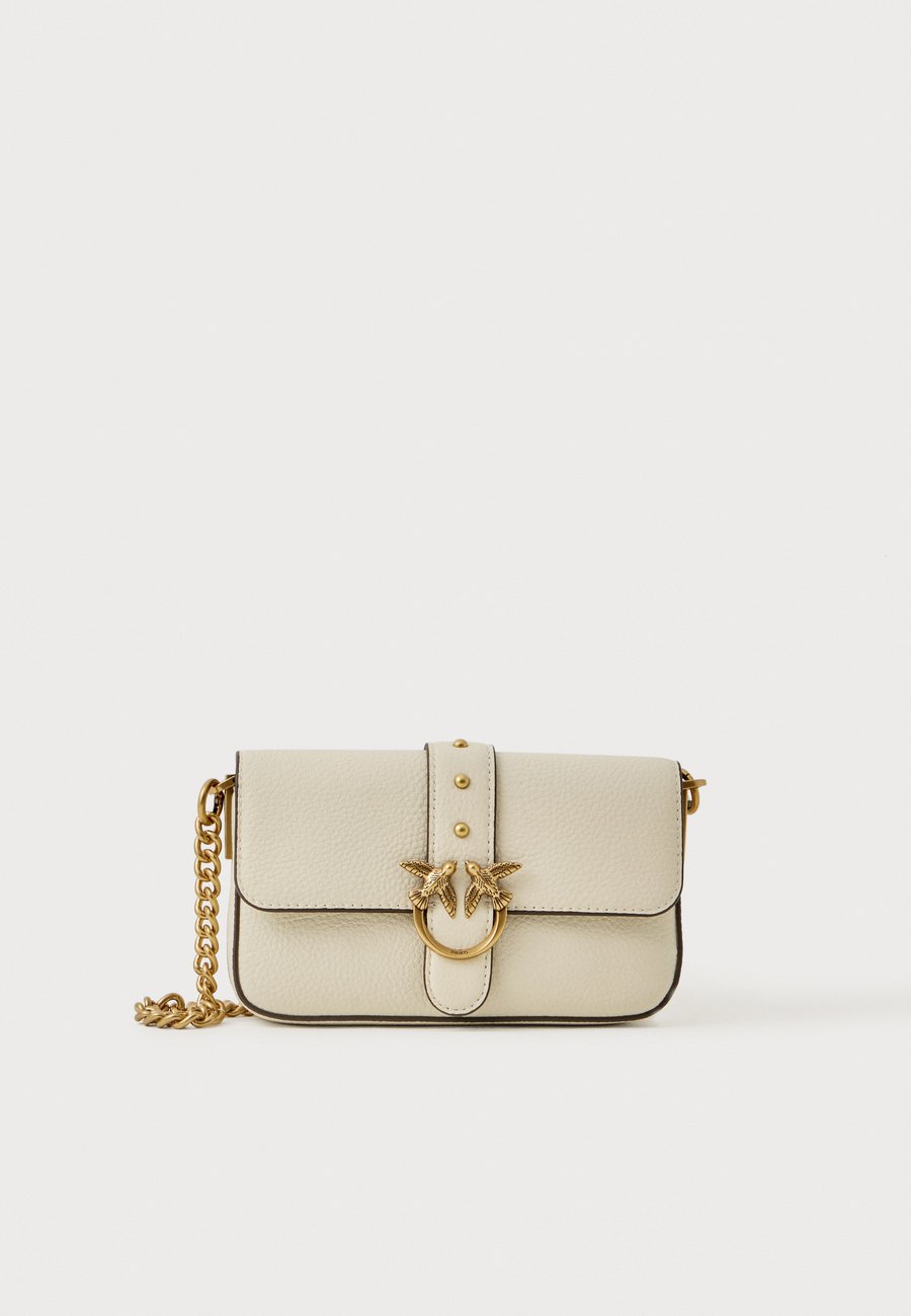 Сумка кросс-боди Pinko LOVE ONE SLOUCHY BABY BOTTALATO SOFT, Bianco Seta/Antique Gold-Coloured/White
Сумка кросс-боди Pinko LOVE ONE SLOUCHY BABY BOTTALATO SOFT, Bianco Seta/Antique Gold-Coloured/White
