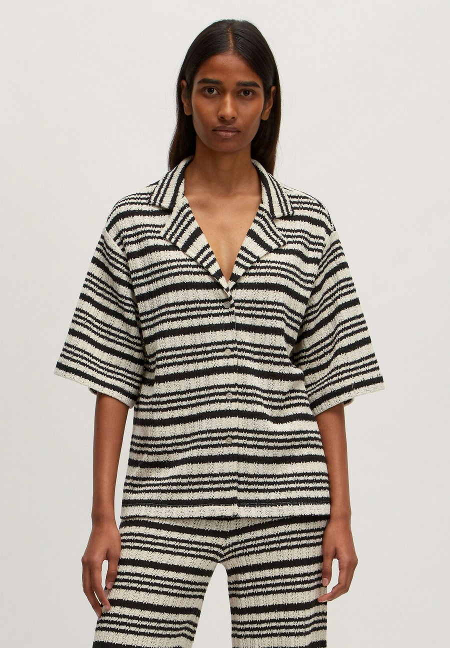 Блуза EDITED Button-down blouse, Weiß Schwarz/Black
Блуза EDITED Button-down blouse, Weiß Schwarz/Black