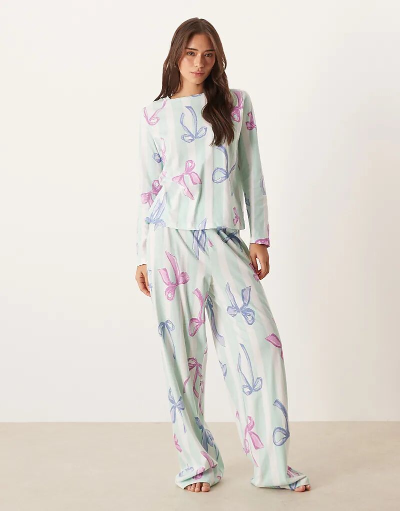 Пижамный комплект из топа с длинными рукавами и брюк с рождественским бантом от ASOS DESIGN в синюю полоску
Пижамный комплект из топа с длинными рукавами и брюк с рождественским бантом от ASOS DESIGN в синюю полоску