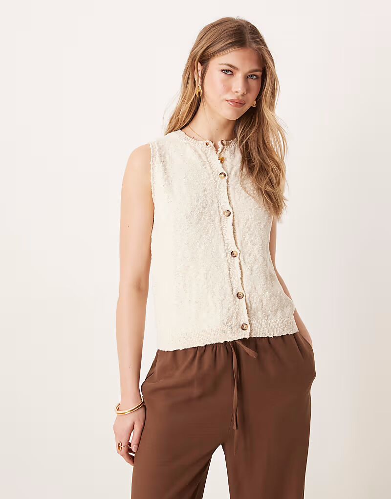 Майка на пуговицах ASOS DESIGN из трикотажного полотна цвета экрю
Майка на пуговицах ASOS DESIGN из трикотажного полотна цвета экрю