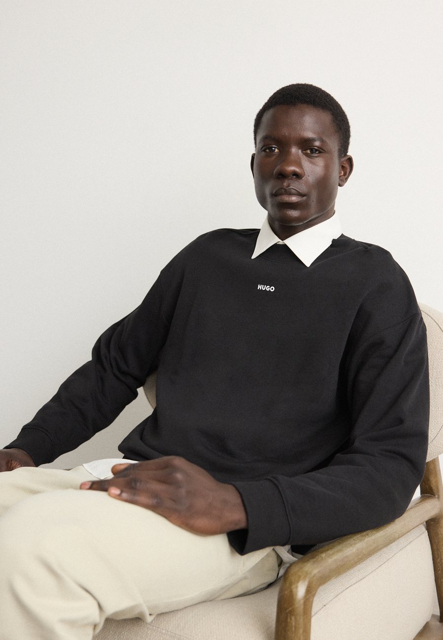 Толстовка HUGO DAPOCREW, Zwart/Black
Толстовка HUGO DAPOCREW, Zwart/Black