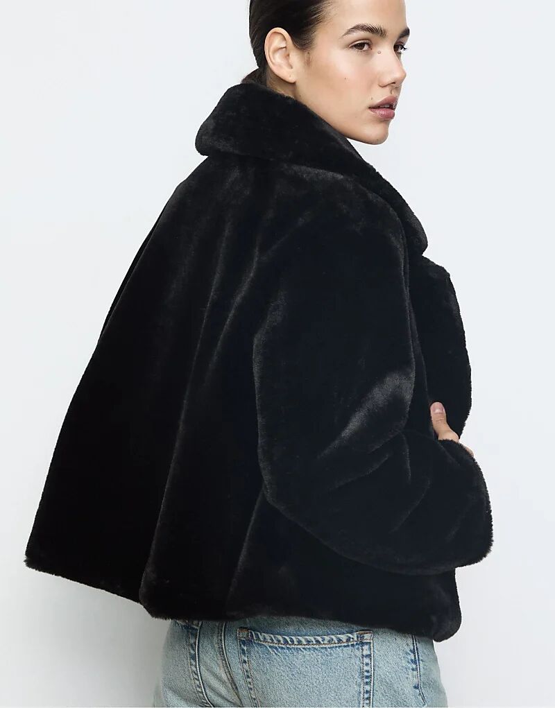 Двубортная куртка Stradivarius из искусственного меха черного цвета
Двубортная куртка Stradivarius из искусственного меха черного цвета