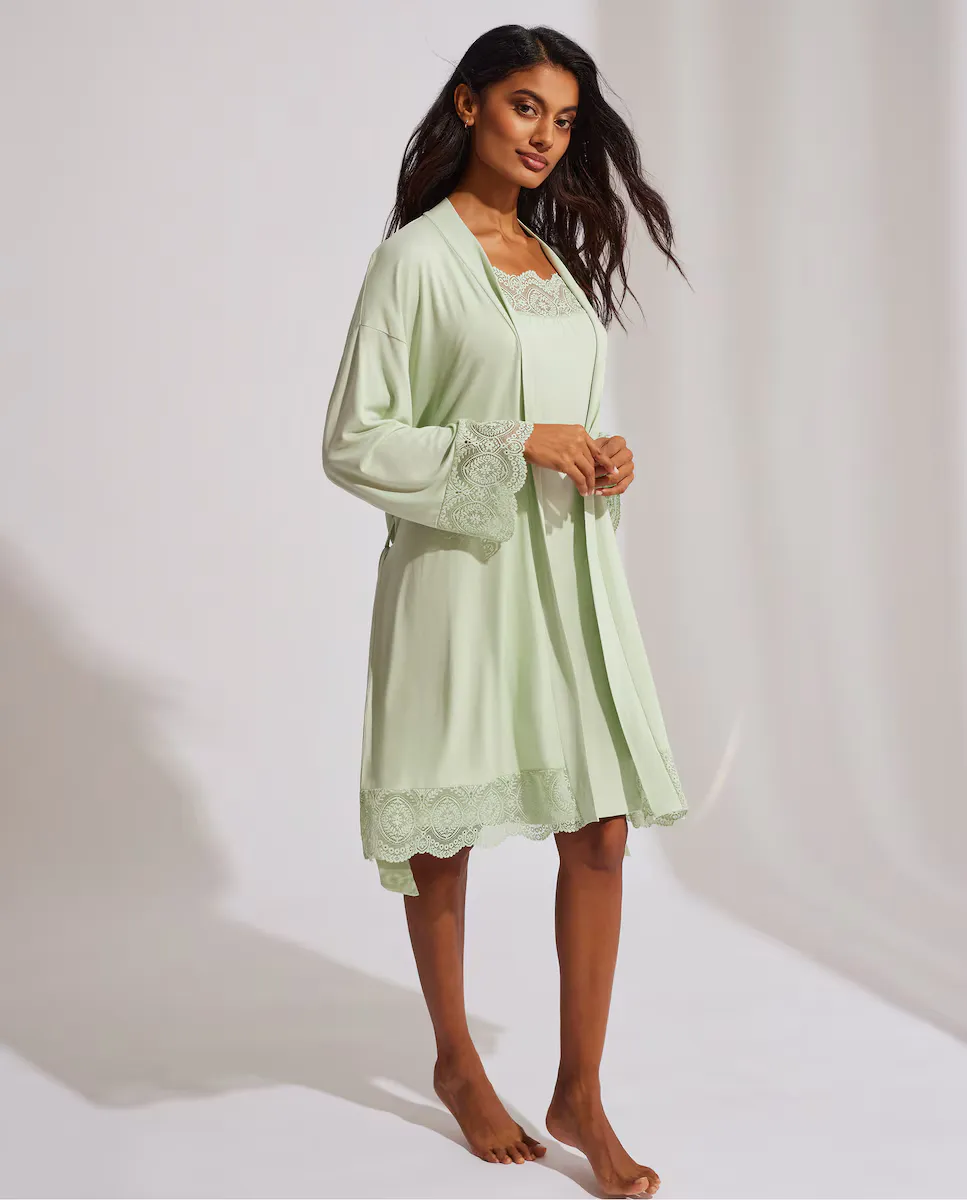 Женский бельевой халат с кружевом на рукаве и подоле Selmark, светло-зеленый
Женский бельевой халат с кружевом на рукаве и подоле Selmark, светло-зеленый