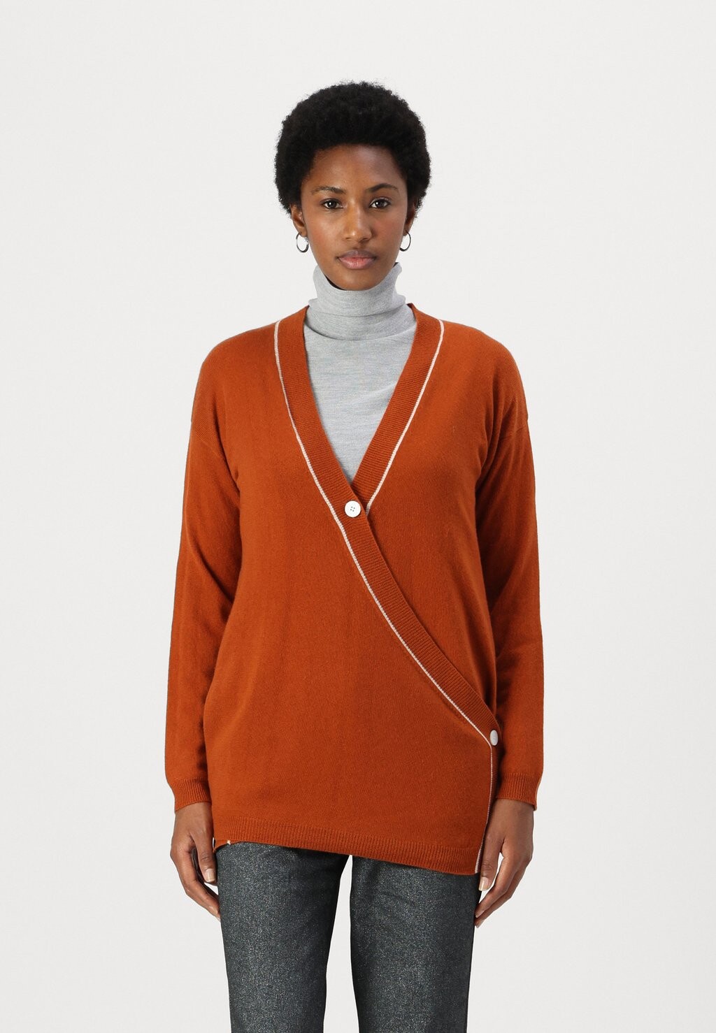 Кардиган BUTTON WRAP CARDIGAN pure cashmere, оранжевый
Кардиган BUTTON WRAP CARDIGAN pure cashmere, оранжевый