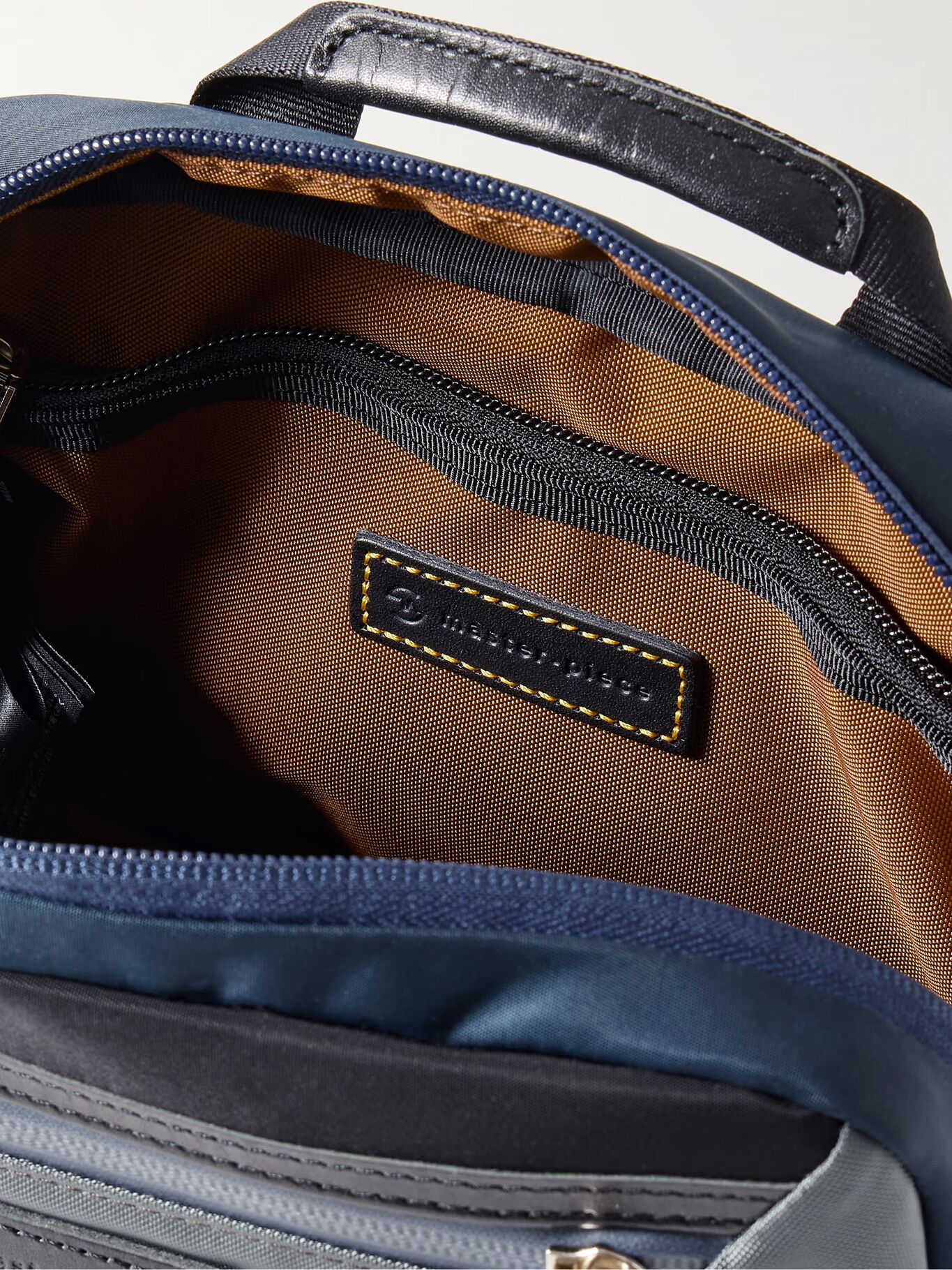 Потенциальная маленькая сумка-мессенджер из нейлона CORDURA с кожаной отделкой MASTER-PIECE, серый
Потенциальная маленькая сумка-мессенджер из нейлона CORDURA с кожаной отделкой MASTER-PIECE, серый