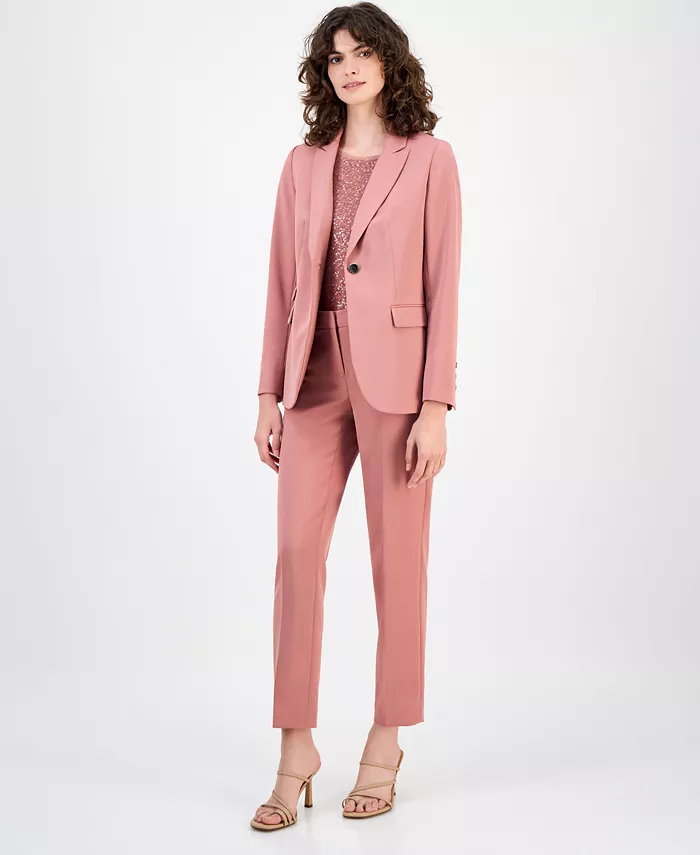 Женская куртка из эластичного твила с тремя карманами и застежкой на одну пуговицу, топ с короткими рукавами из тройной сетки, расшитый блестками, и однотонные прямые брюки из эластичного твила длиной до щиколотки Anne Klein, фиолетовый
Женская куртка из эластичного твила с тремя карманами и застежкой на одну пуговицу, топ с короткими рукавами из тройной сетки, расшитый блестками, и однотонные прямые брюки из эластичного твила длиной до щиколотки Anne Klein, фиолетовый